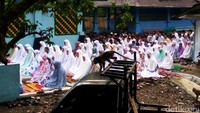 Warga penganut aliran Islam Aboge di Banyumas, Jawa Tengah, merayakan Hari Idul Fitri hari ini, Selasa (27/6/2017). Mereka nampak melaksanakan Salat Ied berjamaah. Hal tersebut sudah dihitung melalui kalender penganut Aboge secara turun temurun.