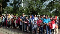 Tak sedikit dari mereka yang rela antre untuk muter berkeliling monas dengan mobil wara-wiri.