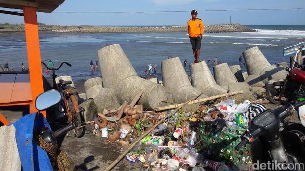Bahaya, Pengunjung Pantai Glagah Lewati Garis Aman demi Berfoto