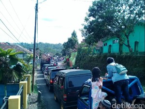 Kendaraan Antre 5 Kilometer di Jalan Menuju Pantai Palabuhanratu