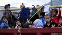 Mudik naik minibus atau kendaraan angkutan umum mungkin sudah biasa. Bagaimana jika mudik menggunakan mobil bak terbuka? Hal itu dilakukan sebagian warga Bandung. Ya, mereka memilih mobil bak terbuka untuk mudik atau sekedar berlibur bersama keluarga. Pool/Wisma Putra.
