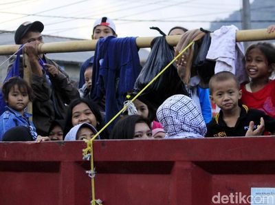 Warga Bandung Memilih Mobil Bak Terbuka untuk Mudik dan Liburan