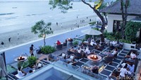 Di Four Season Resort Jimbaran juga ada Restoran Sundara yang menawarkan pemandangan indah tepi pantai. Banyak wisatawan yang ke sini usai puas bermain air di pantai (Randy/detikTravel)