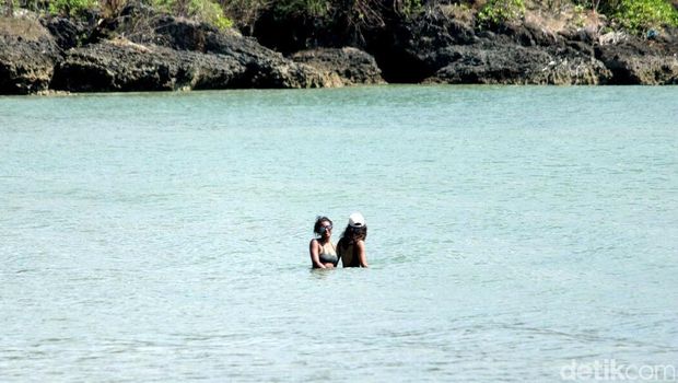 Dua putri Obama, Malia dan Sasha asyik berenang di Pantai Jimbaran Bali.