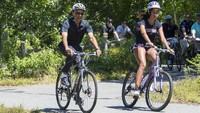 Obama dan putrinya, Malia, nampak bersepeda bersama. Bersepeda merupakan olahraga dengan intensitas sedang yang baik dilakukan oleh siapa saja, dan memiliki manfaat baik bagi sistem kardiovaskular. (Foto: Rick Friedman-Pool/Getty Images)