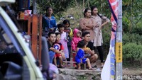 Bukan hanya mencuri perhatian pemudik, penampilan mereka berhasil mencuri puluhan warga sekitar. Warga tersebut berduyun-duyun dan berkerumun untuk menyaksikan penampilan pertunjukan musik itu. Pool/Wisma Putra.