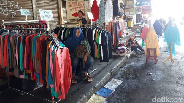 Suasana Pasar Tanah Abang H+1 Lebaran