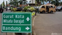 Kapospam Ops Ramadniya 2017 wilyah Garut, Kompol Asep Suherli mengatakan, ada tiga arus, yang pertama arus mudik masih terjadi dari arah Bandung menuju Garut baik via Kadungora-Leles maupun Limbangan-Malangbong,kedua arus balik dari arah Garut menuju Bandung, kemudian arus wisata. Pool/Hakim Ghani.