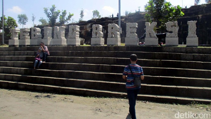 Wisatawan Mulai Padati Tebing Breksi Prambanan Sleman Wisatawan Mulai Padati Tebing Breksi Prambanan Sleman