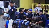 Kemacetan yang terjadi di jalur mudik selatan Nagreg, Kabupaten Bandung, Jawa Barat dimanfaatkan puluhan remaja yang tergabung dalam organisasi kepemudaan Karang Taruna Ngiring Bingah. Mereka mengamen untuk menghibur pemudik yang terjebak macet. Pool/Wisma Putra.