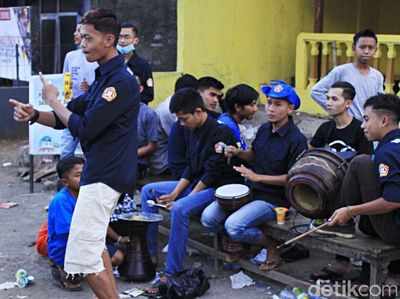 Pemudik di Nagreg Dihibur Pengamen Jalanan