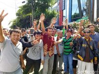 Demo Grab di Maspion Plaza, Jakarta.