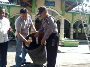 300 Petasan Ditemukan pada Balon Udara yang Jatuh ke Masjid