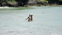 2 Putri Obama, Malia dan Sasha terlihat asyik main air dan berenang di pantai privat ini. Dari kejauhan, tampak Malia dan Sasha berjalan menuju ke bagian tengah pantai cantik ini (Randy/detikTravel)