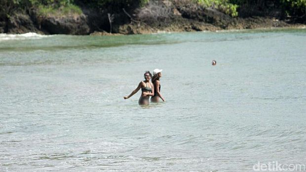 Melihat Keseruan Putri Obama Saat Berenang di Pantai Jimbaran
