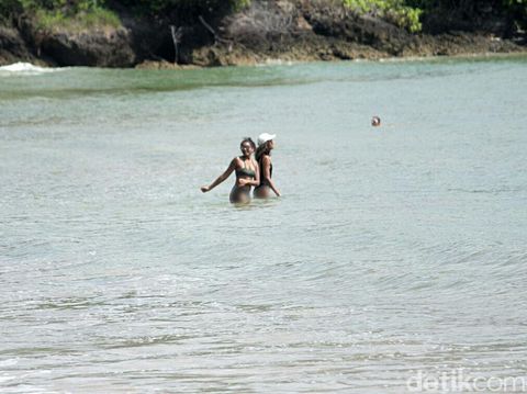 Spotted! Kedua putri Obama menikmati Pantai Jimbaran dalam balutan bikini.