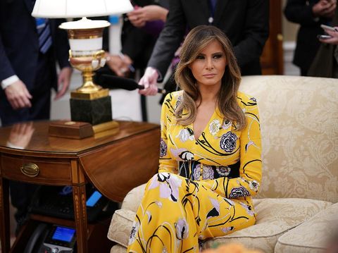 Melania Trump berbalut gaun kuning Emilio Pucci seharga 28 juta. 