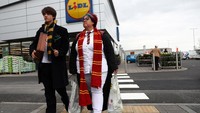 Di Cardiff, Inggris, ibu dan anak ini kompak mengenakan busana ala Harry Potter usai berbelanja. REUTERS/Neil Hall.