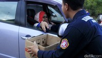 Pertunjukan musik jalanan itu dilakukan H-7 sampai H+7 mudik lebaran 2017. Dalam sekali penampilan mereka dapat mengumpulkan Rp 500-700 ribu rupiah, tergantung lama kemacetannya. Pool/Wisma Putra.