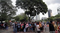 Yang paling ramai dituju warga adalah loket untuk menaiki ke puncak Monas. Sedikitnya tercatat lebih dari 12 ribu orang yang antre untuk bisa naik ke puncak Monas, yang berada di ketinggian 115 meter.