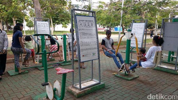 Fasilitas alat fitness di Taman Waduk Pluit, Jakarta Utara, jadi idola pengunjung.