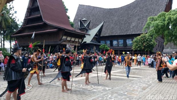 Siang Ini, 28 Ribu Pengunjung Padati TMII 