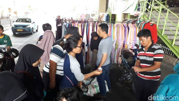 Pedagang gelar lapak di pinggir jalan