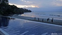 Tak terasa momen sunset pun tiba. Semoga indahnya sunset di Pantai Jimbaran bisa menarik hati tokoh terkenal dunia lainnya untuk berlibur ke sini (Randy/detikTravel)