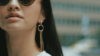Untuk mempercantik gayanya, Raline Shah memakai kacamata dan sling bag. Foto: vanessachandrasari/ Instagram