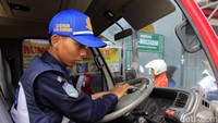 Seorang petugs Dishub nampak melakukan ramcheck atau uji kelaikan sejumlah kendaraan Jalan Baru Soreang tepatnya setelah perempatan lampu merah Sadu Soreang, Selasa (27/6/2017). Pool/Wisma Putra.
