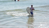Selain main air dan berenang-renang, di Pantai Jimbaran ini traveler bisa juga main surfing alias selancar air. Menaklukan ombak Pantai Jimbaran tentunya jadi tantangan tersendiri (Randy/detikTravel)