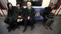 Bahkan tiga orang fans nampak mengenakan busana Hogwarts ala asrama Slytherin. REUTERS/Neil Hall.