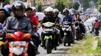 Antrean kendaraan terlihat mengular. Pool/Wisma Putra.