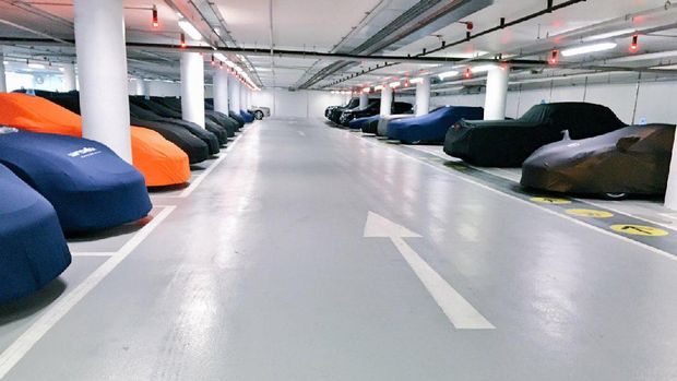4 Tips Parkir Mobil Tanpa Punya Garasi di Rumah