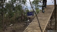 Salah satu keseruan yang bisa dicoba di Puncak Sosok adalah main sepeda downhill, alias menuruni bukit. Sudah tersedia trek downhill yang bisa langsung dijajal traveler (Adi Fida/detikTravel)