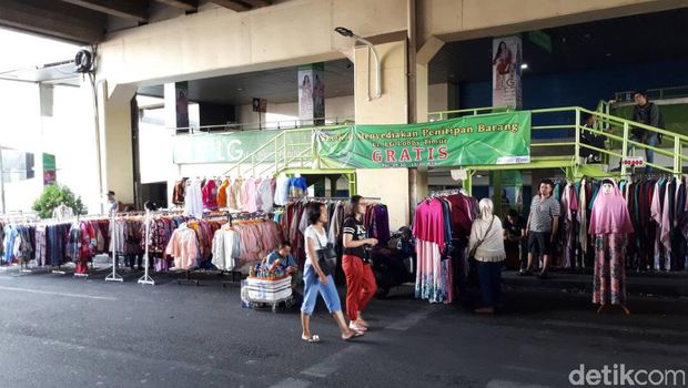Pedagang gelar lapak di pinggir jalan