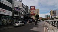 Lalu lintas pun terlihat masih kosong atau sepi.