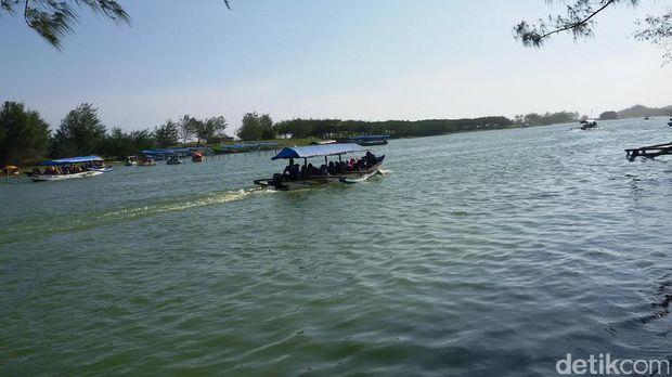 Bahaya, Pengunjung Pantai Glagah Lewati Garis Aman demi Berfoto