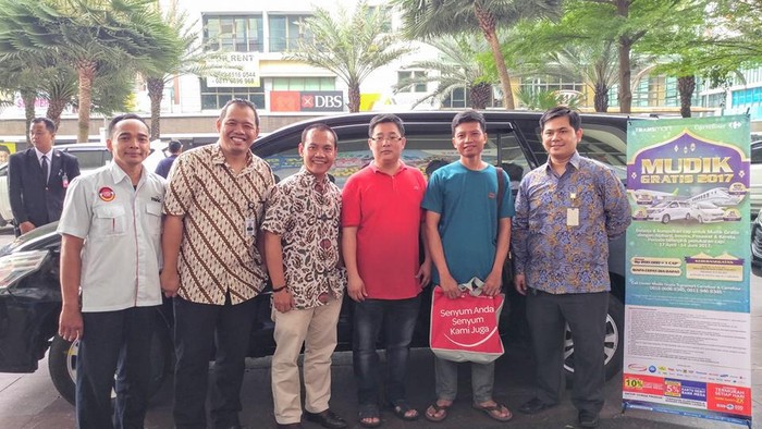 Pelanggan Transmart Carrefour Mudik Gratis Naik Alphard dan Pesawat