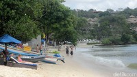 Mantan Presiden AS, Barack Obama bersama dengan keluarganya menghabiskan hampir seminggu waktu liburannya ke Bali. Kedua putri Obama pun diketahui berkunjung ke Pantai Private milik Four Seasons Resort Jimbaran, Bali pada Selasa (27/6) lalu (Randy/detikTravel)