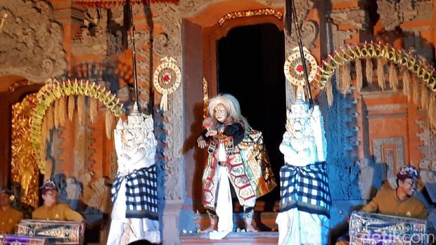 Dear Obama, Liburan ke Ubud Belum Sah Tanpa Nonton Tari Bali