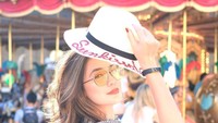 Sun kissed, hangatnya sinar mentari menyentuh wajah Luna Maya.  Foto: Instagram/ Luna Maya