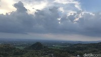 Di Puncak Sosok, traveler juga bisa melihat pemandangan indah serupa dengan yang ada di Puncak Gebang. Kawasan ini masih baru digarap, tapi panorama yang ditawarkan tidak kalah ciamik (Adi Fida/detikTravel)