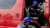 Pantauan detikcom, kendaraan wisatawan berbagai jenis seperti, bis, elf dan mobil bak terbuka yang dijadikan sebagai kendaraan berpenumpang diberhentikan untuk dicek kondisi fisik kendaraan. Pool/Wisma Putra.