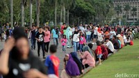 Ribuan orang memadati kawasan ini dan antre untuk naik ke puncak Monas.