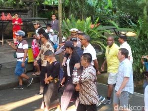Obama Kunjungi Pura Tirta Empul di Gianyar Selama 30 Menit