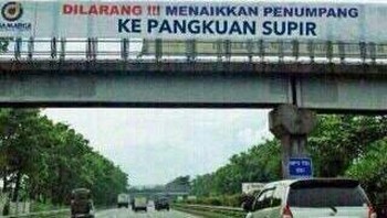 Dilarang duduk di pangkuan supir. Foto: istimewa