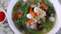 Kimlo merupakan sop gaya China yang isinya lengkap banget. Kuahnya bening segar dengan tambahan telur puyuh. Kamu pasti bias membuat sendiri dengan petunjuk resep ini. Foto: detikFood