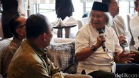 Silaturahmi ini pun diselingi perbincangan santai dengan tema Quo Vadis Hukum di Indonesia.