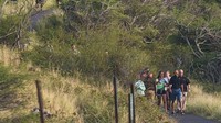 Rombongan Obama sedang hiking sembari melihat pemandangan di Hawaaii. Hiking atau naik gunung memiliki manfaat bagi kesehatan jiwa sama seperti meditasi, yakni meredakan stres dan mengurangi cemas. (Foto: AFP/Getty Images)